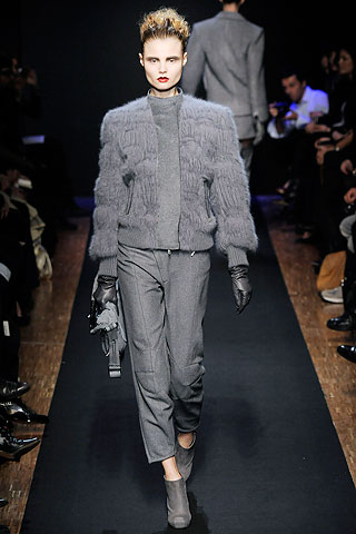 Chaqueta gris tejida con volumen pantalon capri gris Costume National